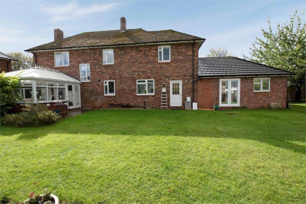 Near Chester, Hawarden Exterior photo